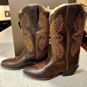 BRAND NEW FROM BOX - ARIAT WOMENS BOOTS - R Toe StretchFit Western 6.5B Brown